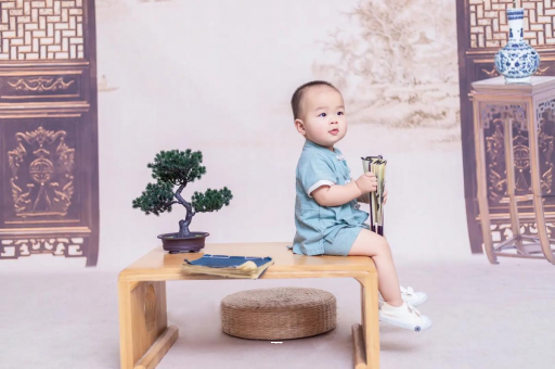 溧阳宝宝边吃奶边挣扎烦躁